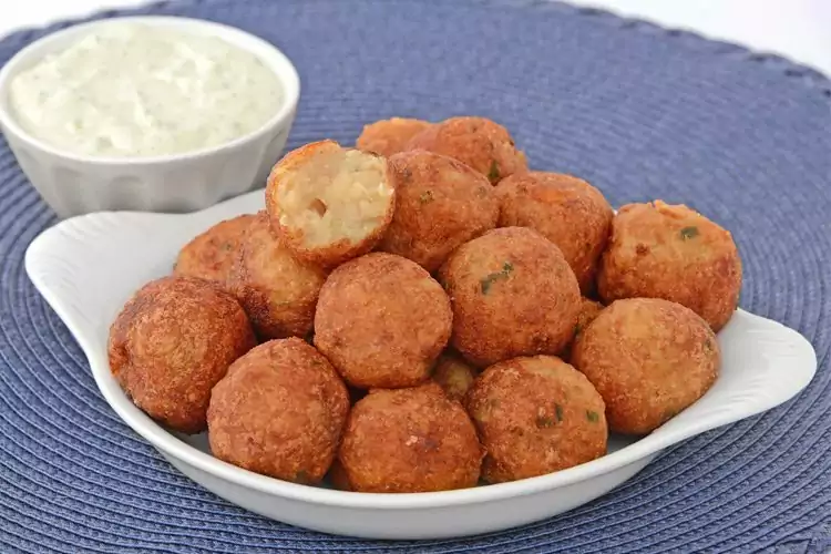 Bolinho de Peixe com Molho de Queijo