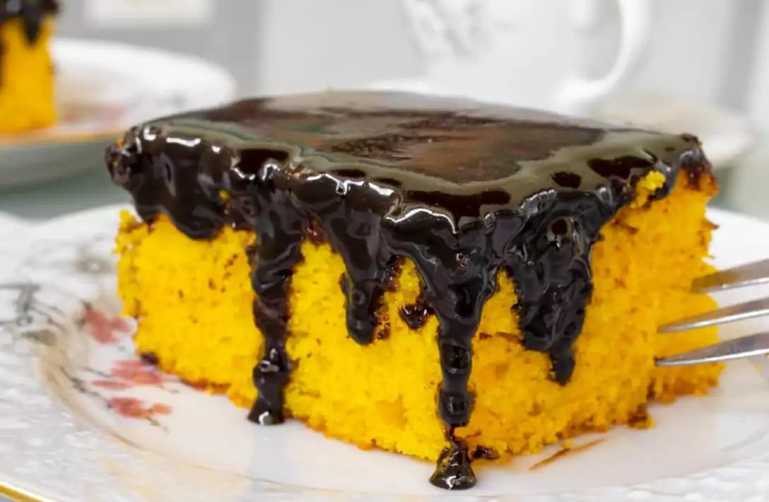 Bolo de Cenoura com Calda de Chocolate