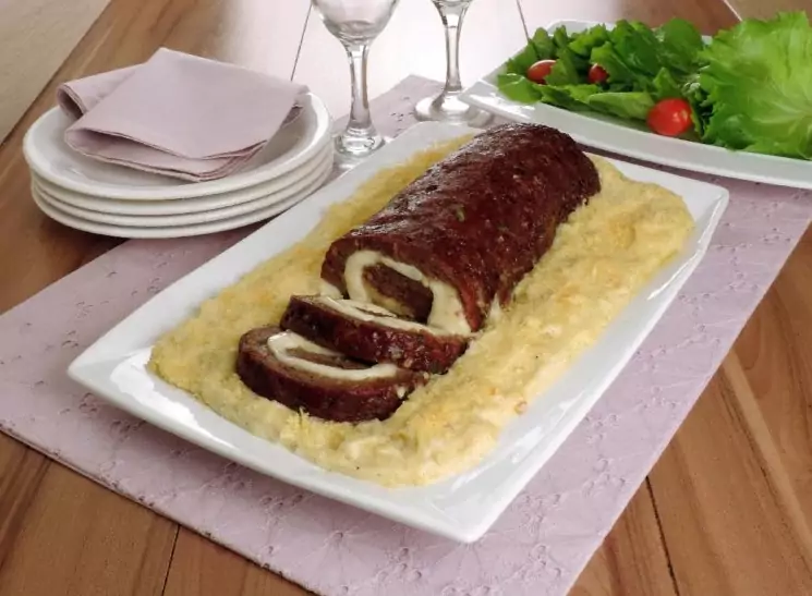 Rocambole de Carne Moída com Provolone