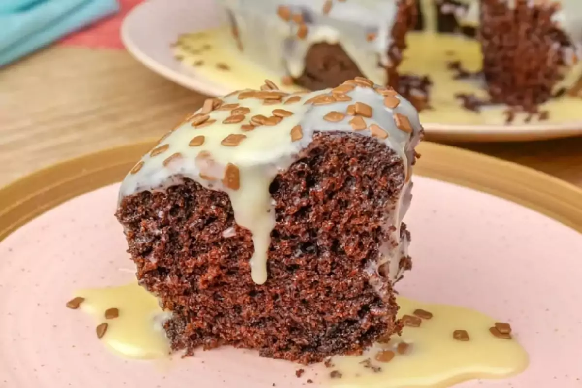 Bolo De Chocolate com Cobertura Branca