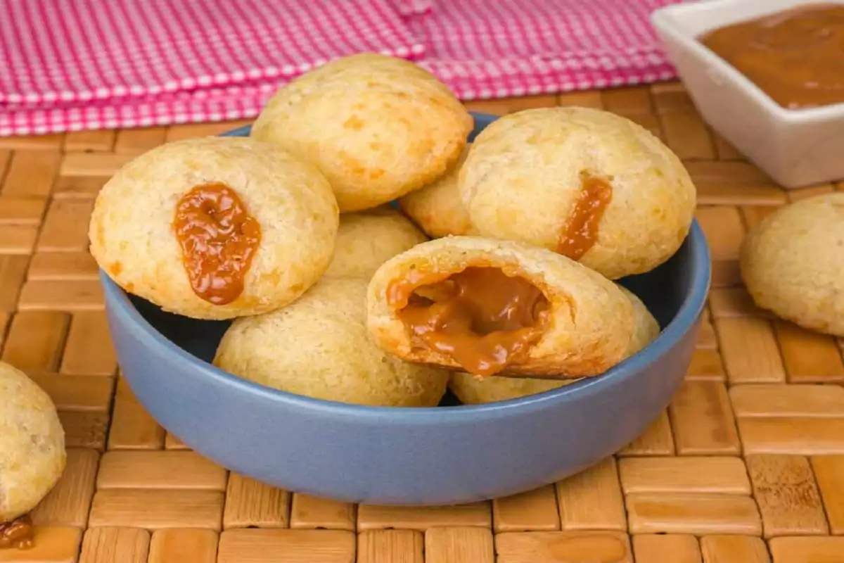 Pão de Queijo com Doce de Leite