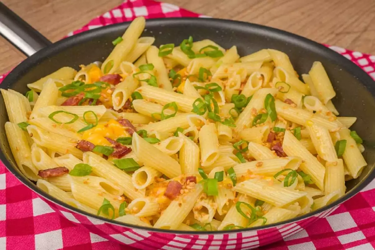 Macarrão Alho e Óleo Com Queijo e Bacon