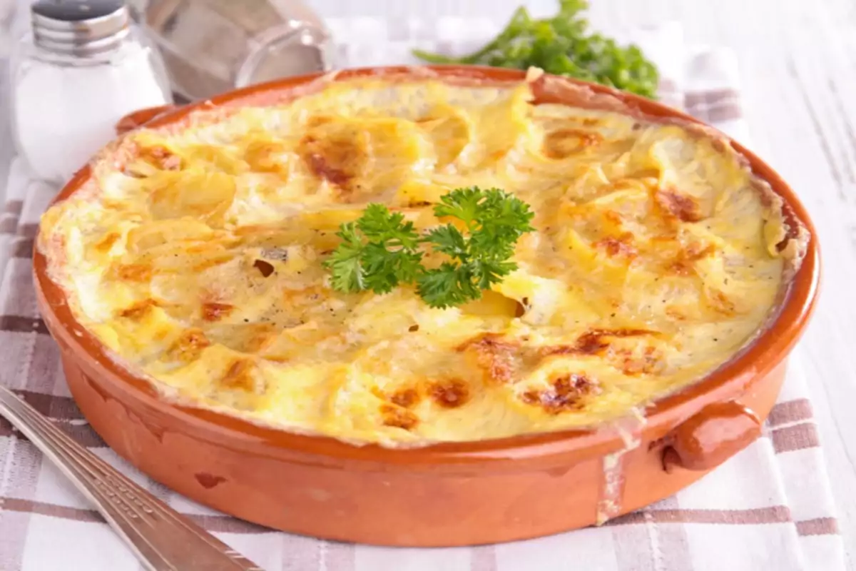 Frango com Batatas e Queijo Gratinado 